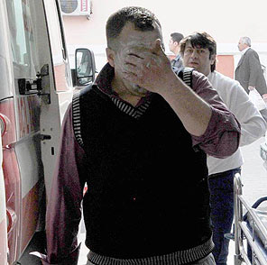 Şaka değil: Yangına benzin döktüler