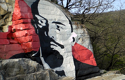 Lenin portresine gamalı haç cizildi