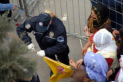 İzmirde izinsiz Nevruz gösterisi