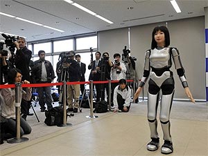 Manken robot podyuma çıkmaya hazır