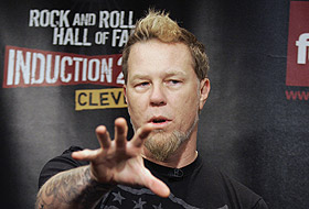 Metallicanın solisti Hetfield hastaneye kaldırıldı