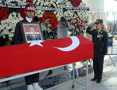 Şehit pilotlar toprağa verildi