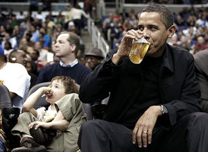 Obama NBA maçına gitti, bira içti