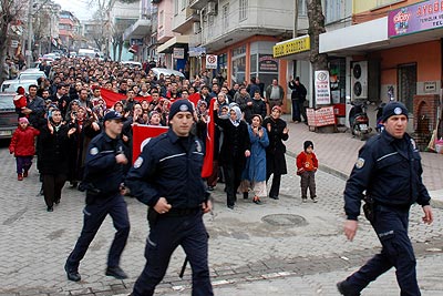 Bigadiçte nakliyecilerin eylemi sürüyor