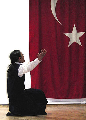 İstiklal Marşını okurken kendilerinden geçtiler
