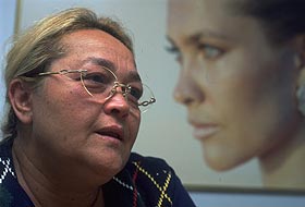 Hülya Avşarın annesi kansere yenildi