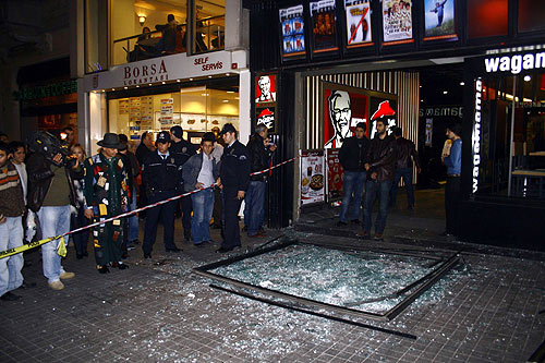 Beyoğlunda cam düştü 7 yaralı