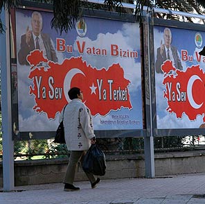 Ya sev ya terk et afişleri tartışma yarattı