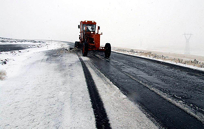 Kar yağışı 3 saat yol kapattı