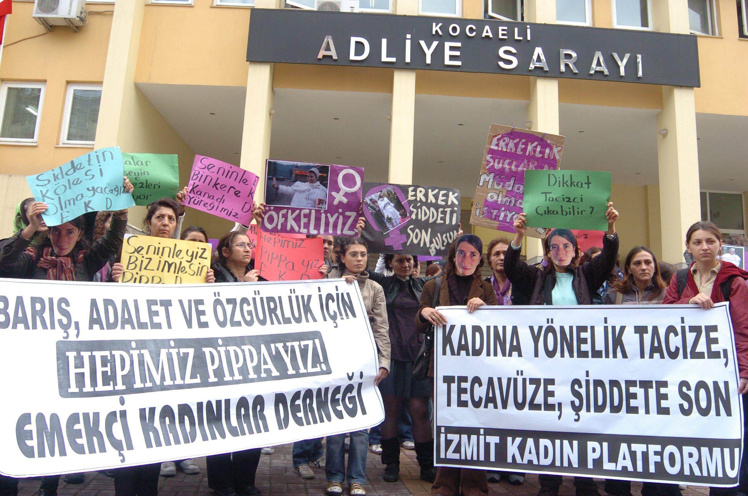 Pippa Bacca davasında kadınların protestosu