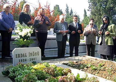Erdal İnönü mezarı başında anıldı