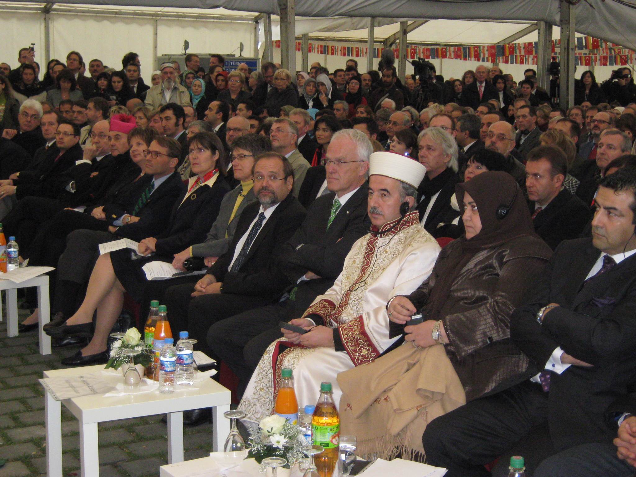 Almanyanın en büyük camisi açıldı