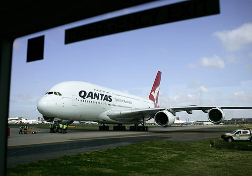 Qantas uçağı irtifa kaybetti: 40 yaralı