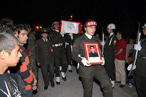 Şehitler son yolculuklarına uğurlandı