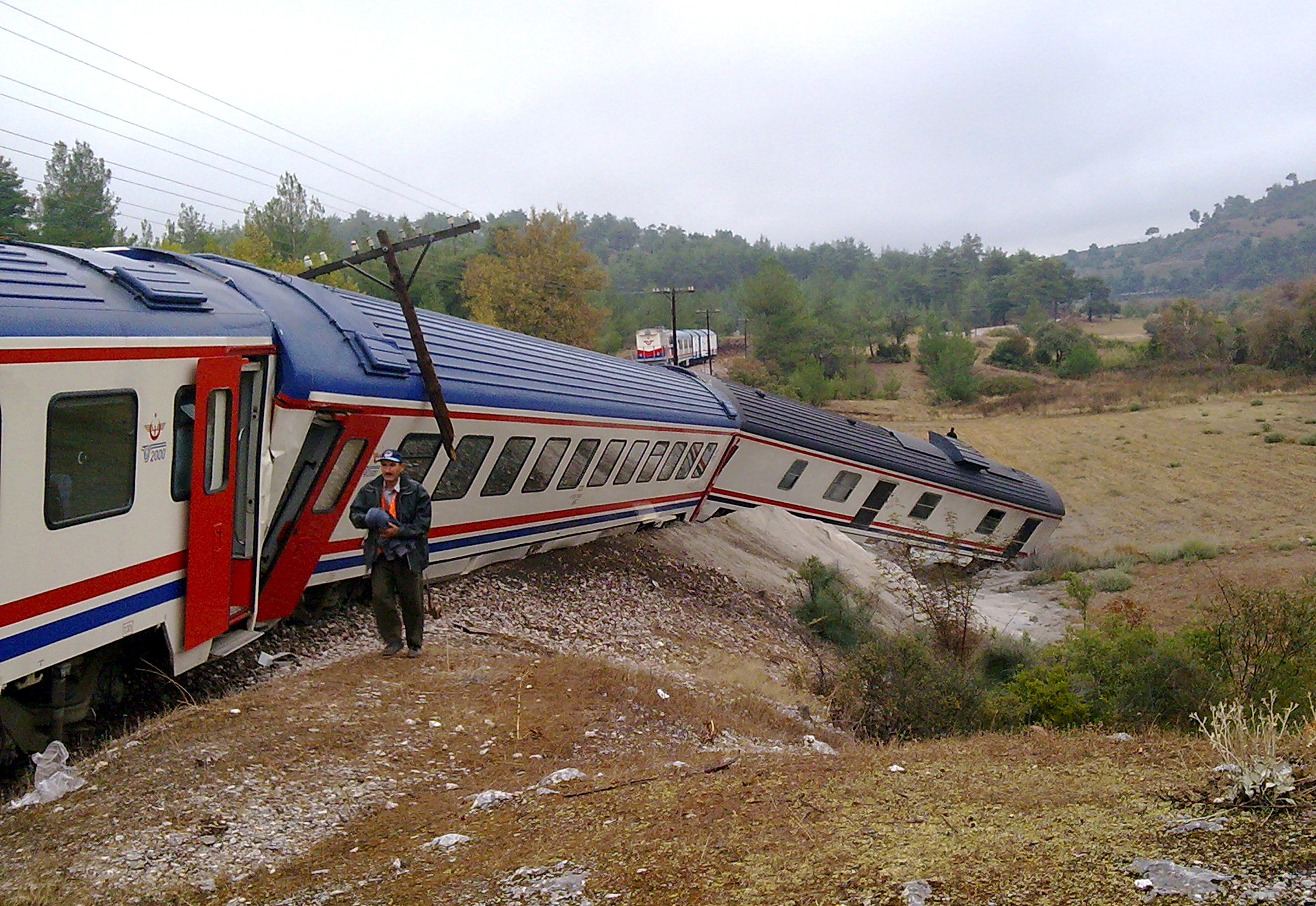 Mavi Tren raydan çıktı, devrildi