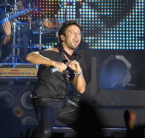 Tarkan Adanada sırılsıklam oldu