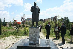 Esenyurtta parktaki Nazım Hikmet heykeli çalındı