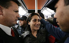 Metroda striptiz yapan kadın yakalandı