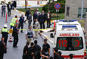 ABD Konsolosluğu yakınında polise saldırı