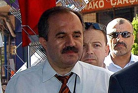 Hükümeti eleştiren yazara AKPli Erer tepki gösterdi