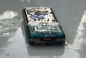 Suya düşen cep telefonu nasıl kurtarılır