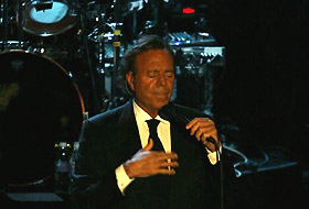 Julio Iglesias Efeste kuliste sevişmiş
