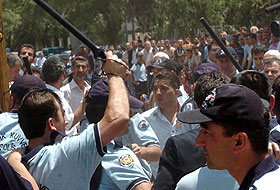 AKPliler ile polis arasında arbede yaşandı