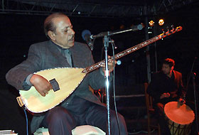 Neşet Ertaştan yağmurda 40 bin kişiye konser