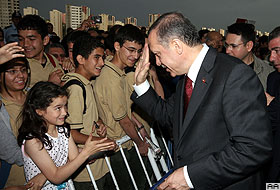 Dereler akar, Türk bakar sözü değişecek