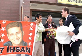 Popstar İhsana coşkulu karşılama