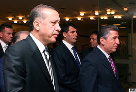 AK Partinin ön savunmasından başlıklar