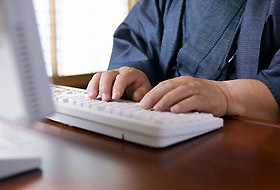 Porno sitelerinden çıkmayan memur kovuldu