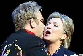 Elton Johndan Hillaryye destek konseri