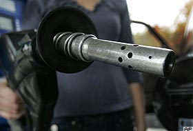 Petrol 100 doların üzerinde, altın rekorda