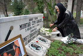 Cem Karacayı ölümünün 4üncü yılında andık