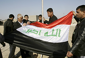 Yeni Irak bayrağı hükümet binasında