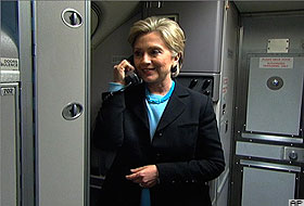 Hillary Clinton kabin görevlisi oldu
