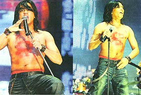 Malezyada konserde soyunan şarkıcı şoku