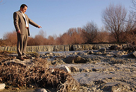 Krom fabrikası atıklarını derelere boşaltıyor