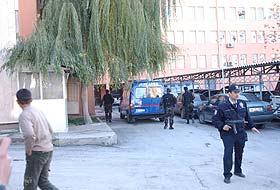 Sanık Günaydın birileri tarafından kollandı