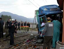 Hatayda tren kamyonete çarptı