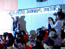 Orhan Pamuka öğrencilerden protesto