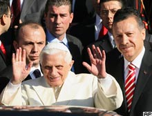 Papa geldi, Erdoğan karşıladı