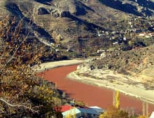 Fırat nehri kırmızı akıyor