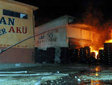 Fabrika yangını: 3 ölü, 36 yaralı