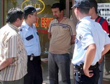 Polisin askeri kelepçelemesine tepki
