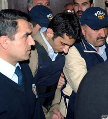 Arslan Cumhuriyete de saldırmış