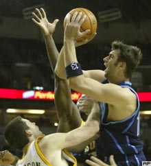 Utah Jazzı Mehmet Okur taşıyor
