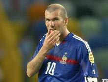 Zidane emekliliği erteledi