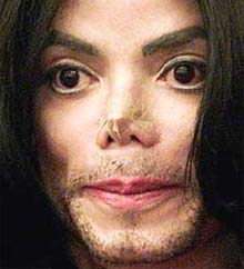 Michael Jacksonın kulağı burnunda
